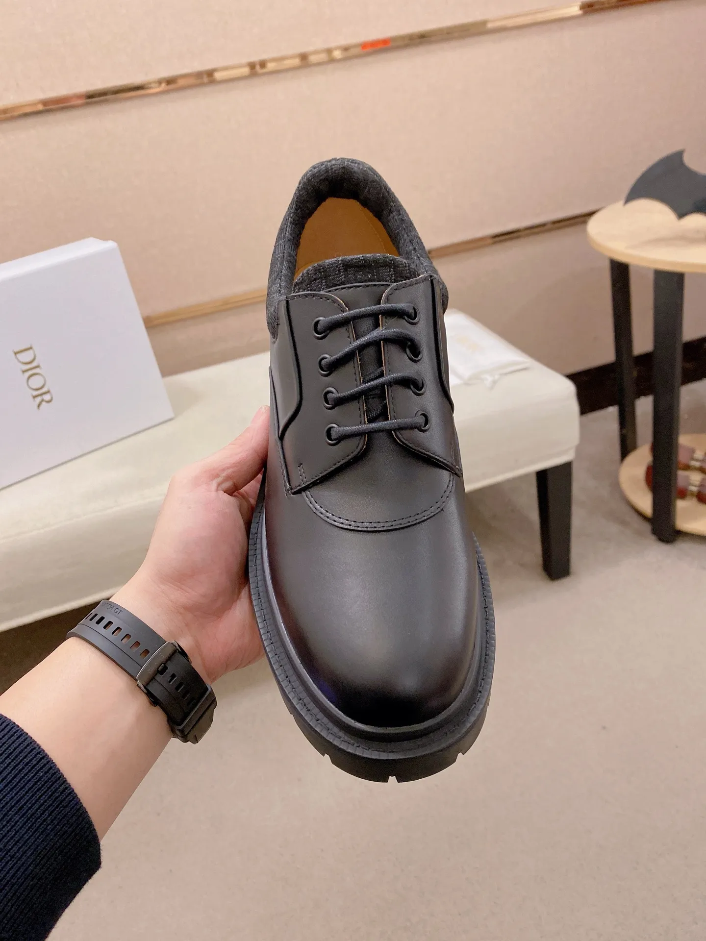 Factory price: 720💰Dior 25 latest men's old-money style leather shoes. They are definitely this year's big hit. They are very good-looking. Simple upper design. Presbyopia embellishment that is highly brand-recognizable. Full of details. The upper foot is grand and the legs are slim. This is just the right thing. Instantly heightens the height. A proper height-increasing tool. The upper is made of imported calfskin. The lining is mixed sheepskin. The original combination rubber outsole. Code number: 39-44. Customized45
